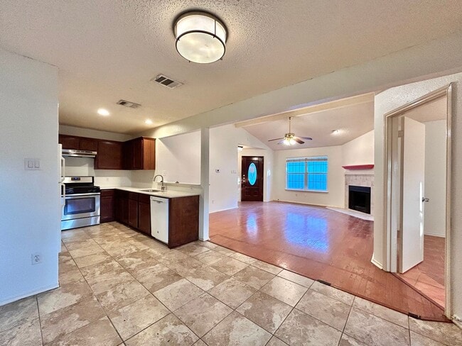 Building Photo - Charming Milwood Home Near Apple Campus & The Domain