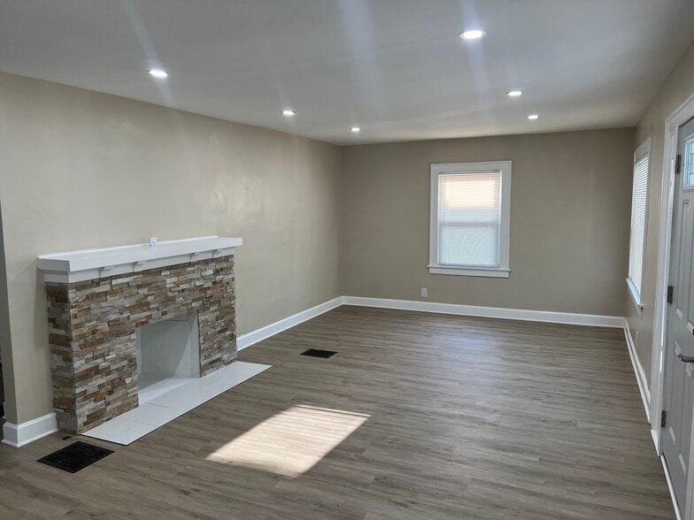 Building Photo - 623 W 40th St