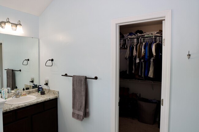 Building Photo - 418 Huntington Dr