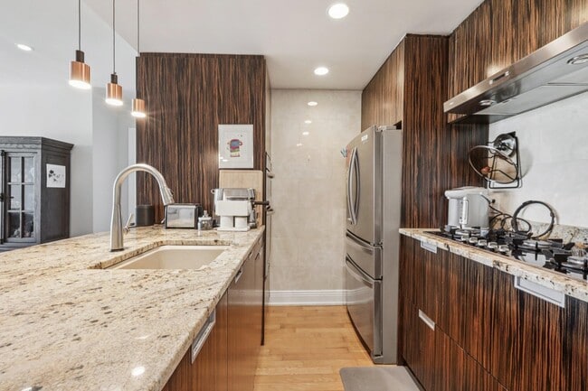 Building Photo - 915 Hudson Park