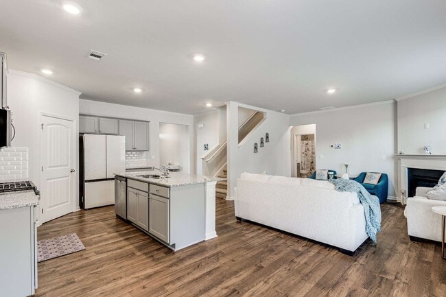 Building Photo - Like New - First Class Amenities