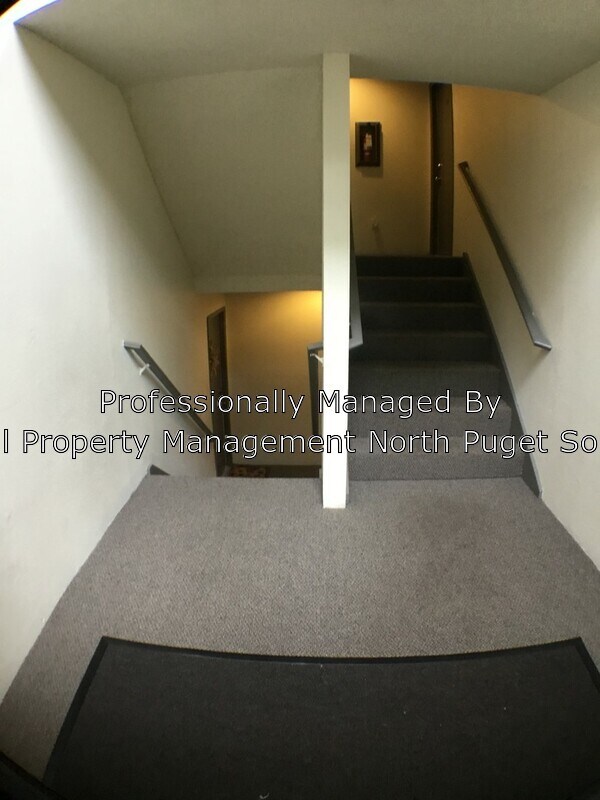 Building Photo - 4717 W Lake Sammamish Pkwy SE