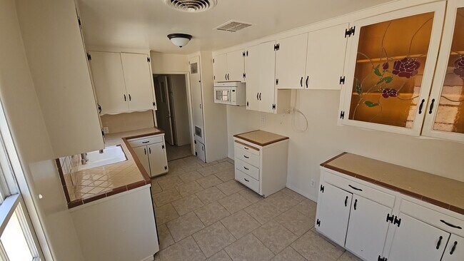 Building Photo - 44928 Kingtree Ave