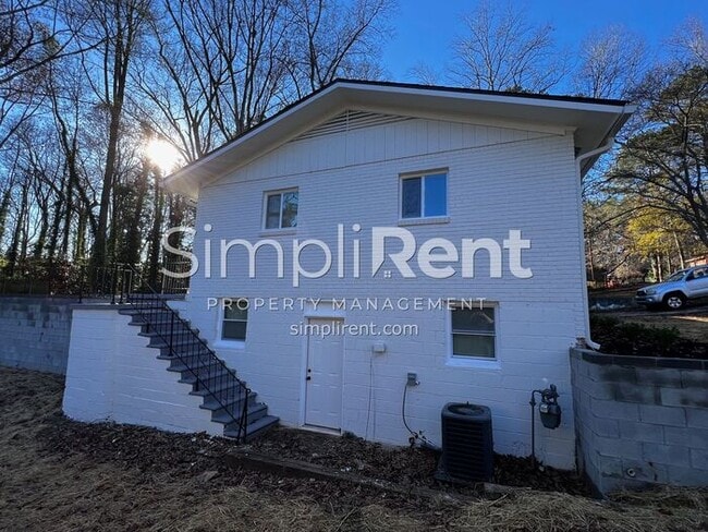 Building Photo - FULLY RENOVATED! 3 Bdrm / 1 Bath - 1st Month FREE with a 13 mo lease