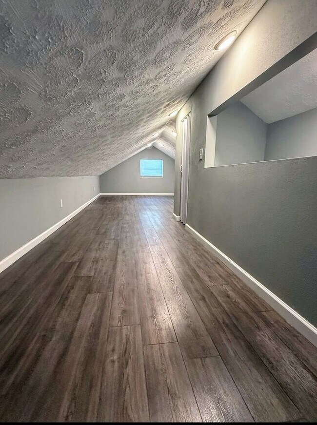 Building Photo - Spacious 6BR House in New Lebanon