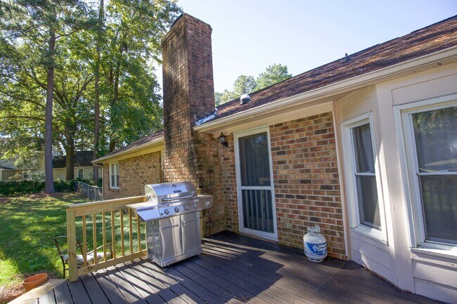 Building Photo - 330 Conifer Dr