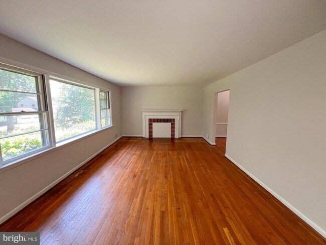 Building Photo - 10001 Woodhill Rd
