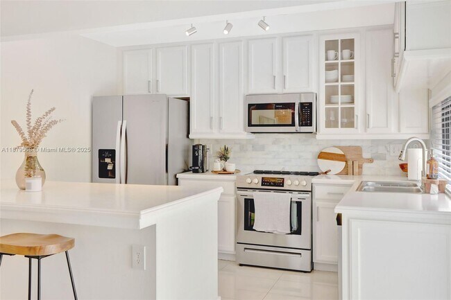 Building Photo - 4724 SW 67th Ave
