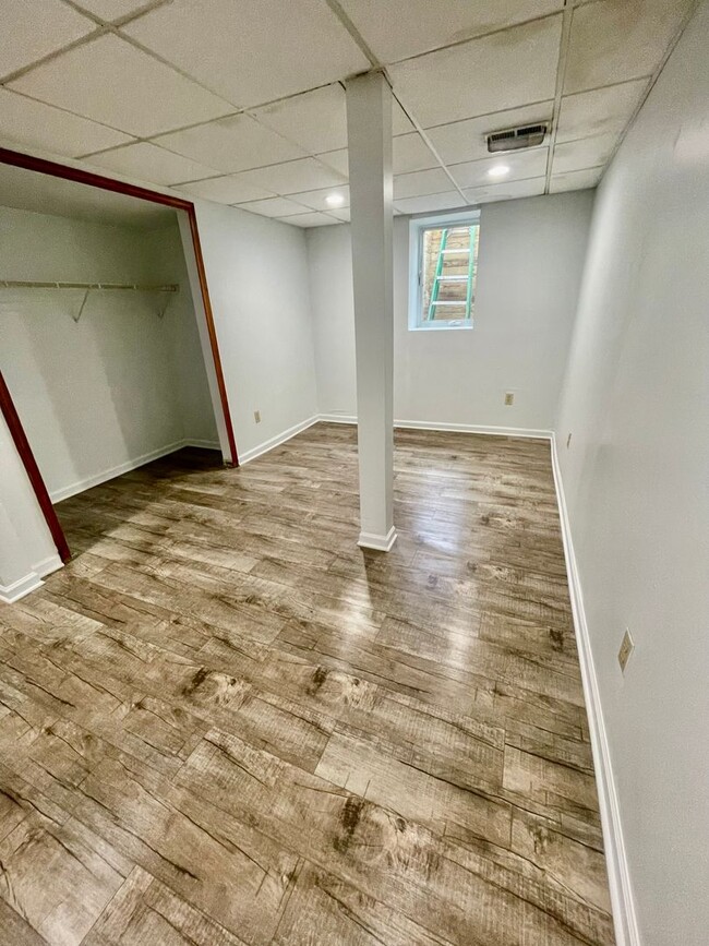 Building Photo - 813