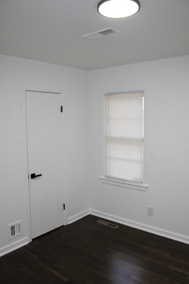 Building Photo - Spacious 4 Bedroom, 3 Full Bath Home In In...