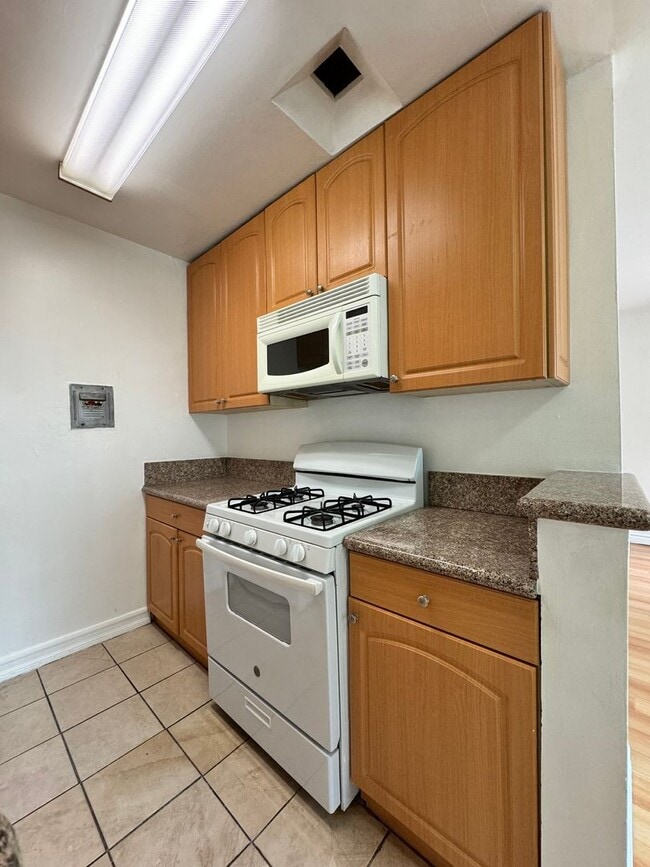 Interior Photo - 3659 Overland Ave