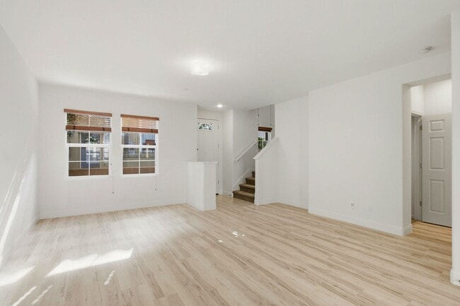 Building Photo - Beautiful Communication Hill Townhome