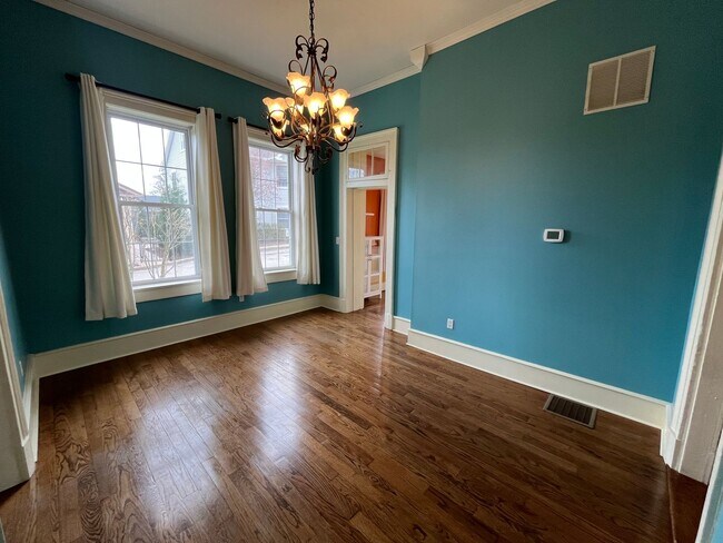 Building Photo - Premium location!  Downtown 3BR 2.5BA with 2 car garage