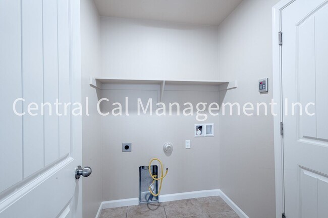 Building Photo - 4 Bedroom/2 Bath Home in the Northwest - $2595 Per Month!