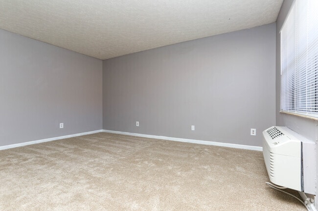 1BR, 1BA - 550 SF - Living Room - Brandy Chase Apartments