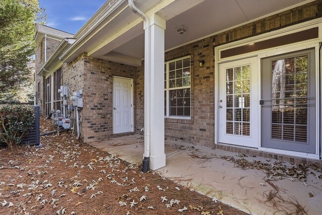 Building Photo - ABSOLUTELY GEORGOUS 2 STORY TOWNHOUSE IN POOL COMMUNITY!