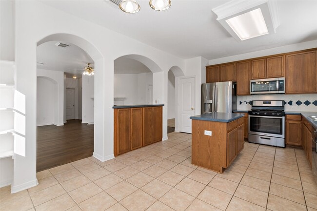 Building Photo - 3326 Lakeway Ln