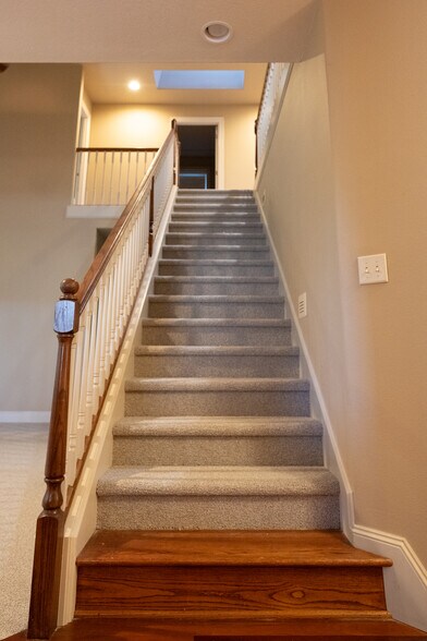 Building Photo - 15550 SW Cynthia Ln