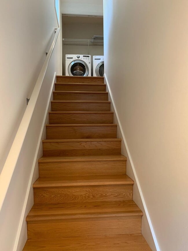 Building Photo - In the heart of Green Lake 3 bed 2.5 bath townhome for rent