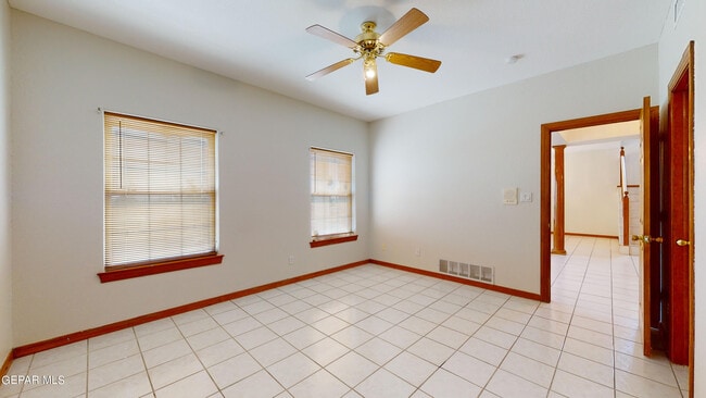 Building Photo - 9033 Leo St