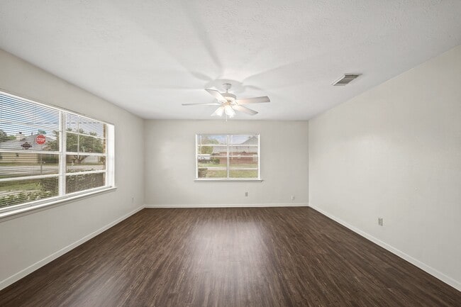 Building Photo - 322 Pinedale Ave