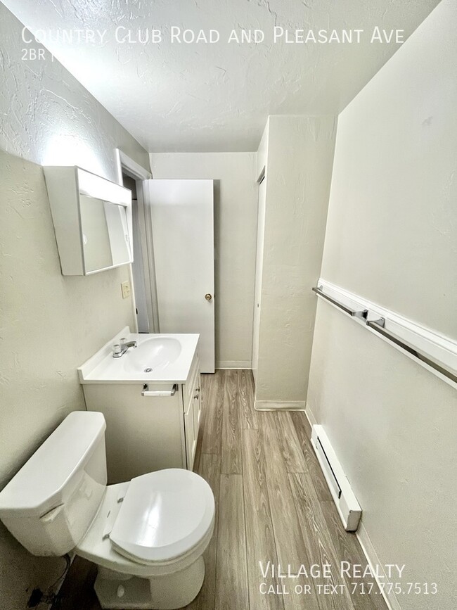 Building Photo - Roomy, remodeled 2-bed w/ on-site laundry ...