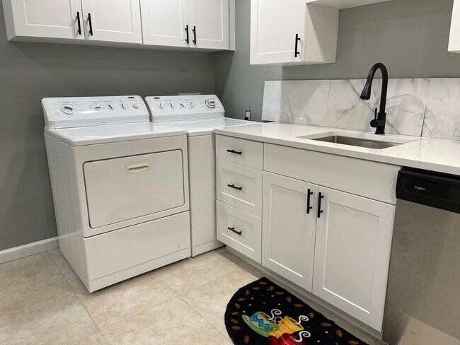 Building Photo - 1430 Juneau Way