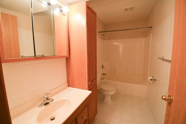 Building Photo - Bright 4 Bed, 2 Bath Home For Rent — Available Now!