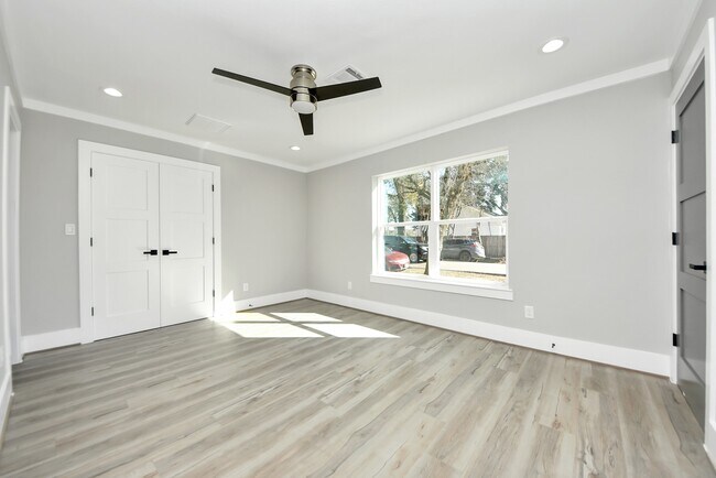 Building Photo - 602 W 28th St