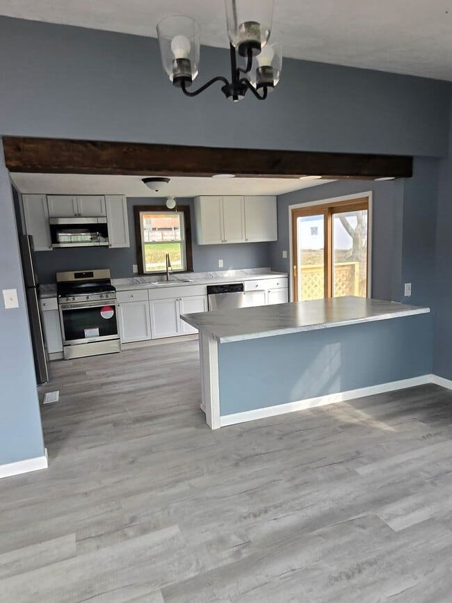 Building Photo - Recently Remodeled