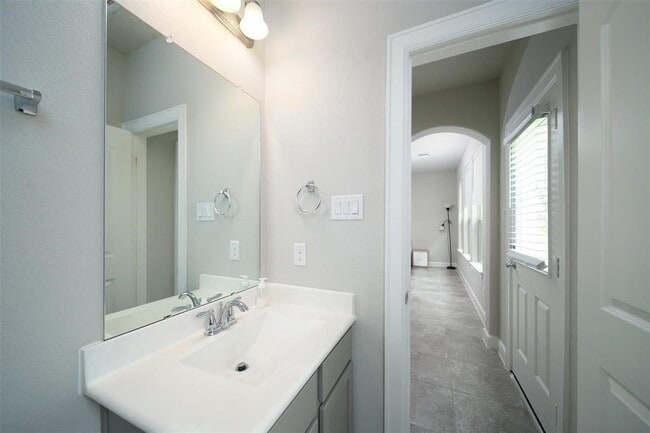 Building Photo - 2011 Royal Landing Dr