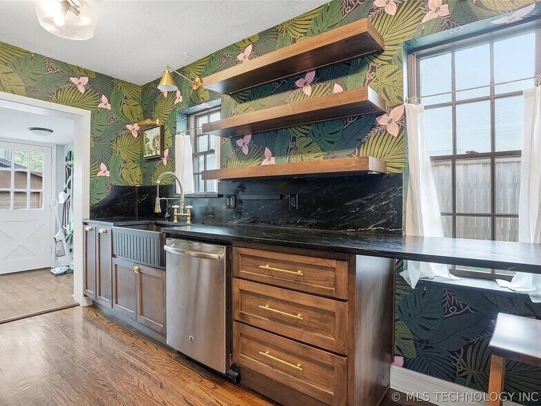 Building Photo - 1623 S Victor Ave