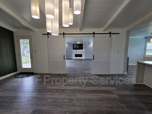 Building Photo - 9 W Robinhood Dr