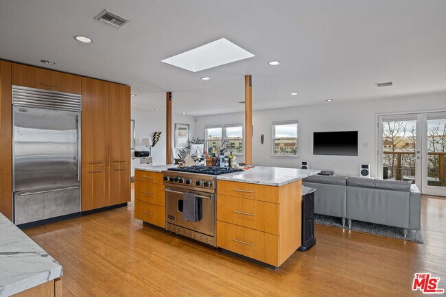 Building Photo - 221 3rd Ave