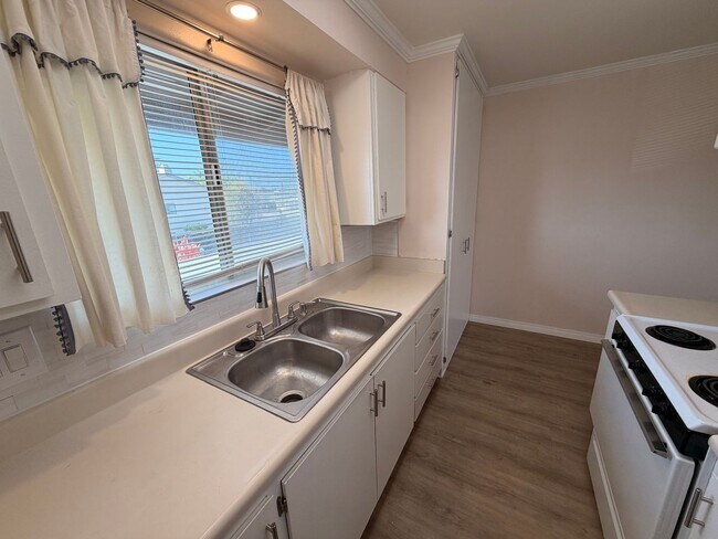 Building Photo - Remodeled 1 Bedroom, 1 Bathroom Stanton Condo For Rent w/ Parking!