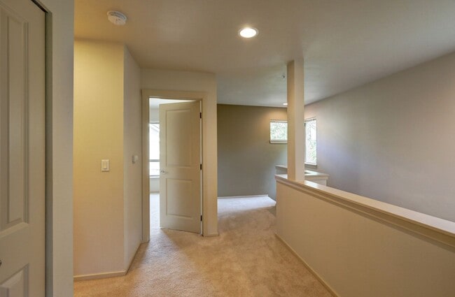 Building Photo - Gorgeous 3BR 2.5BA Issaquah Town Home Avai...