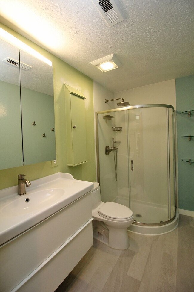 Building Photo - 7545 N Edgewater St