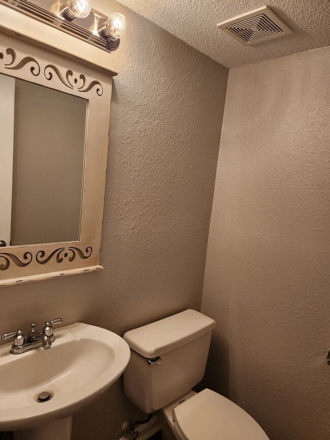 Building Photo - **Available January 1st** 3 Bedroom, 2.5 Bath Town Home