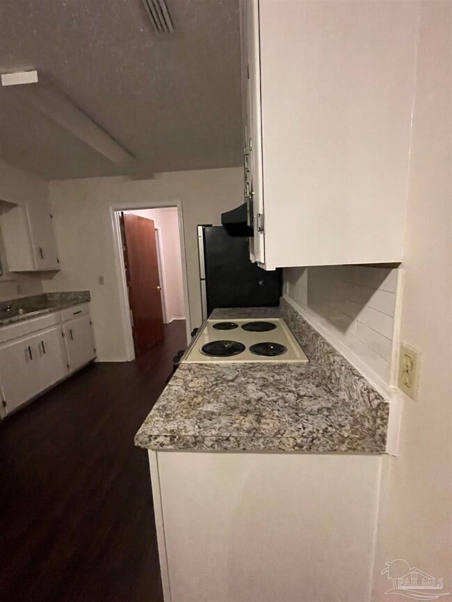 Building Photo - 10049 Hillview Rd