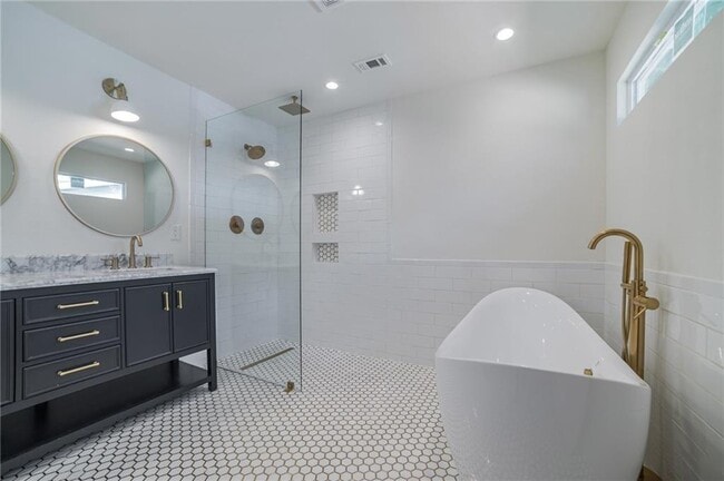 Building Photo - 1502 Villanova Dr