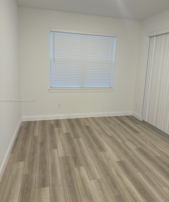 Building Photo - 6576 Cloverdale Ave