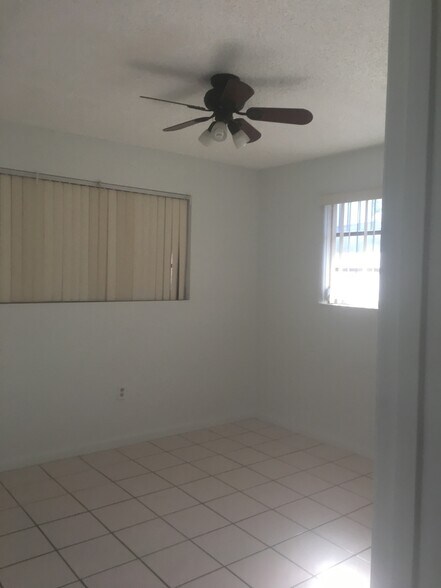 Building Photo - 890 W 39th Pl