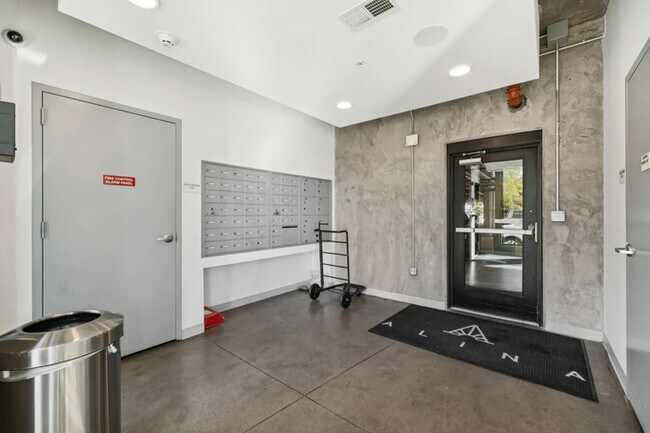 Building Photo - 806 Olympic St