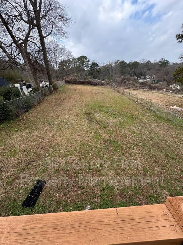 Building Photo - 656 Cedar Ave NW