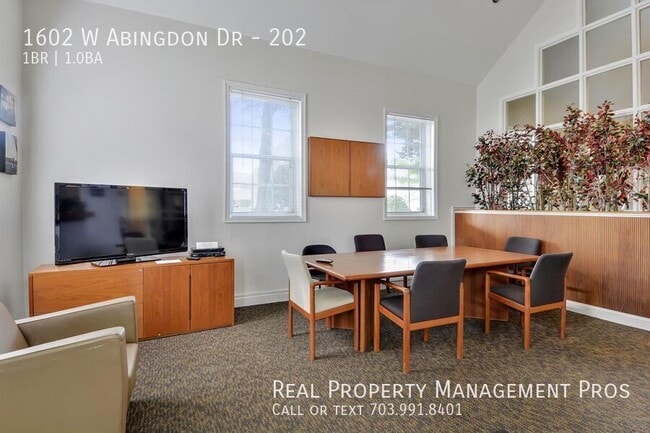 Building Photo - 1602 W Abingdon Dr