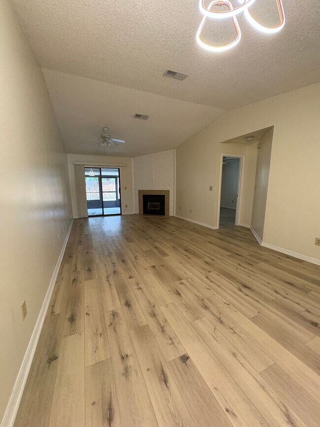 Building Photo - Beautifully updated 2 / 2 Condo