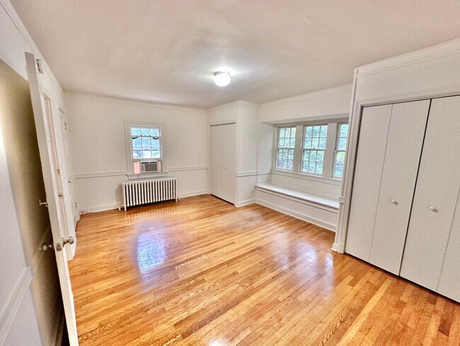 Building Photo - Spacious 6 bedroom 3.5 bath Tudor Townhouse w/Deck close to Georgetown University & Hospital