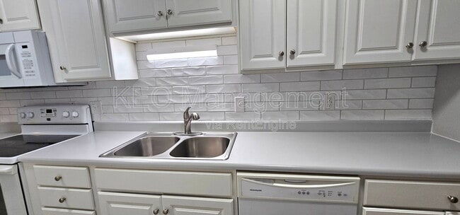 Building Photo - 3080 Southdale Dr