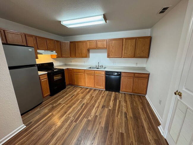 Building Photo - Candler - Two Bedroom Apt Ready for Occupa...