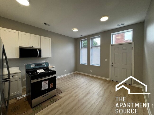 Building Photo - 4007 W School St